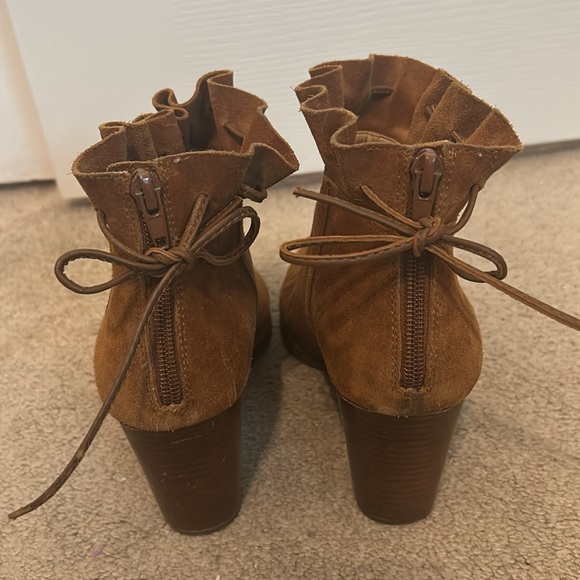 Crown & Ivy Brown Ankle Boots with Ruffle Detail size 8.5 M - Picture 2 of 6